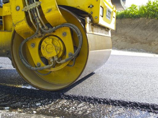 Warum hat eine Straßenwalze zwei Lenkräder?